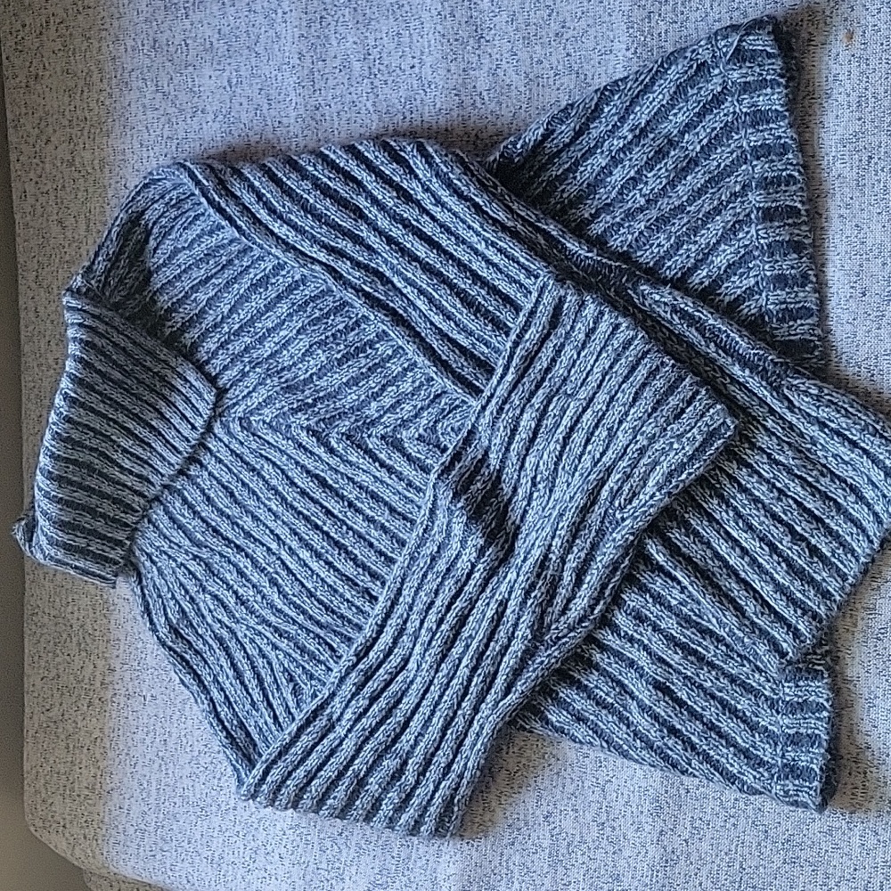 Blue sweater with split neck